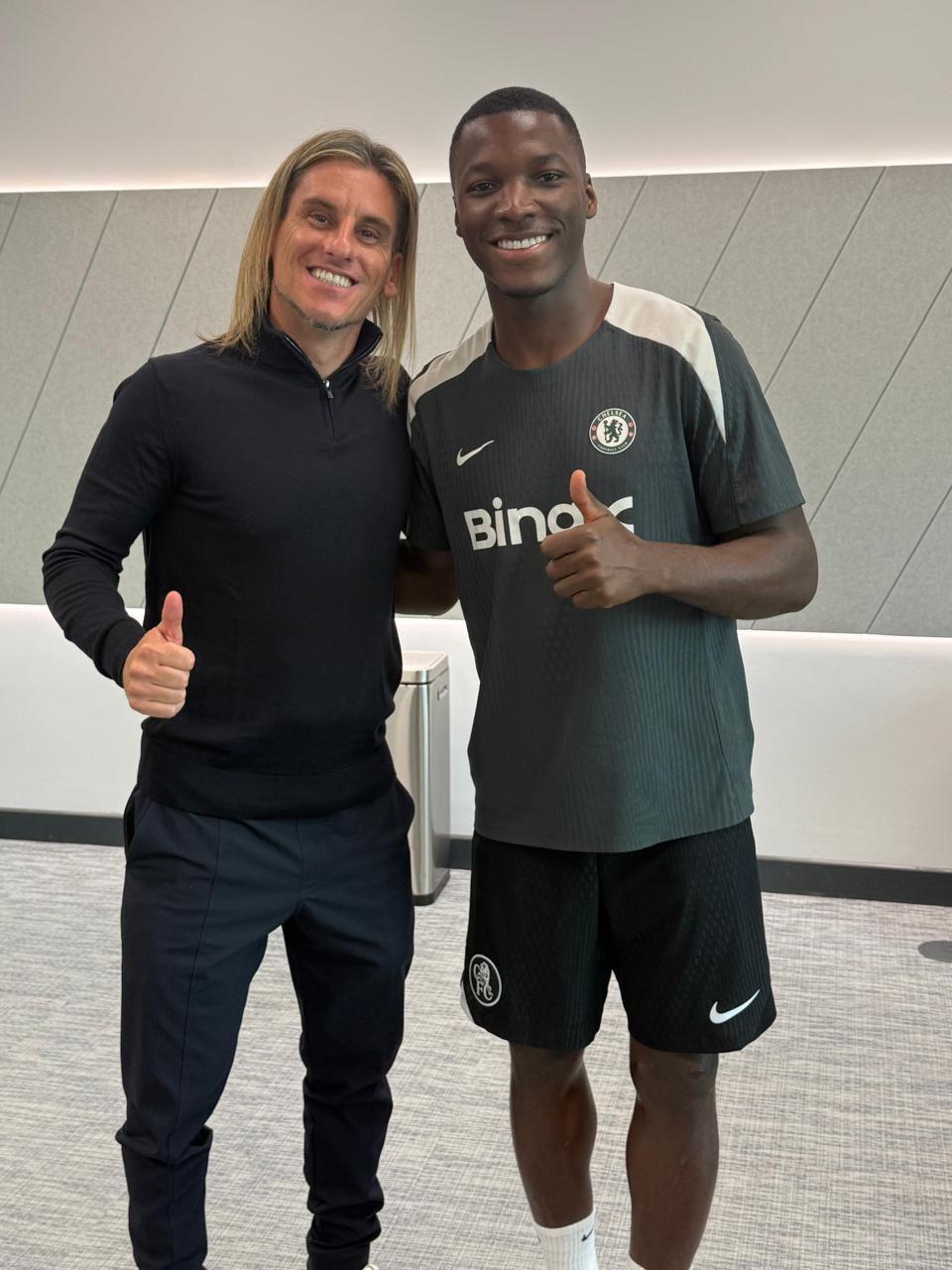 云开体育官网入口-厄瓜多尔主帅贝卡切切现场观战切尔西，并与凯塞多合影